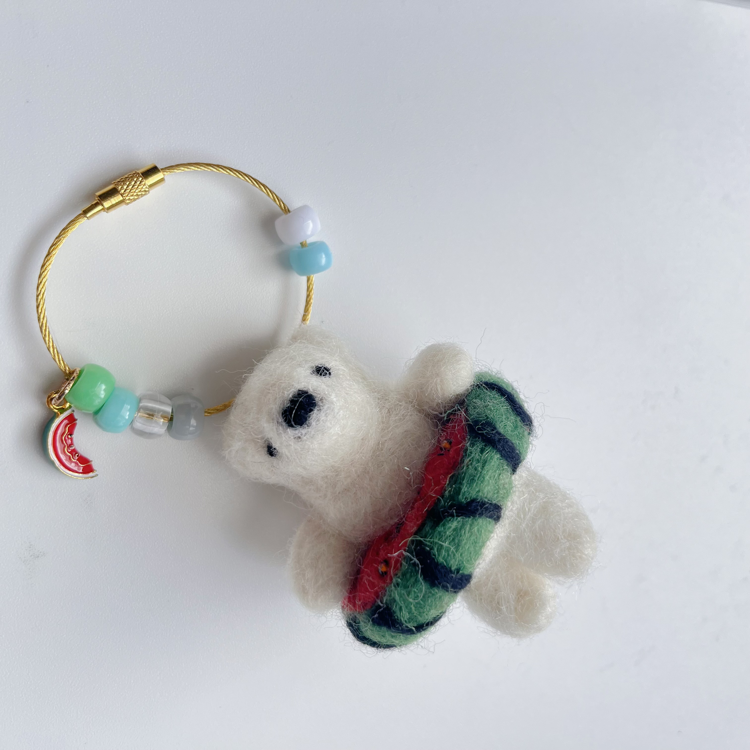 しろくまの夏休み☀︎  羊毛フェルトのバカンス中しろくま バッグチャーム。食べかけスイカチャーム付き。マスコット