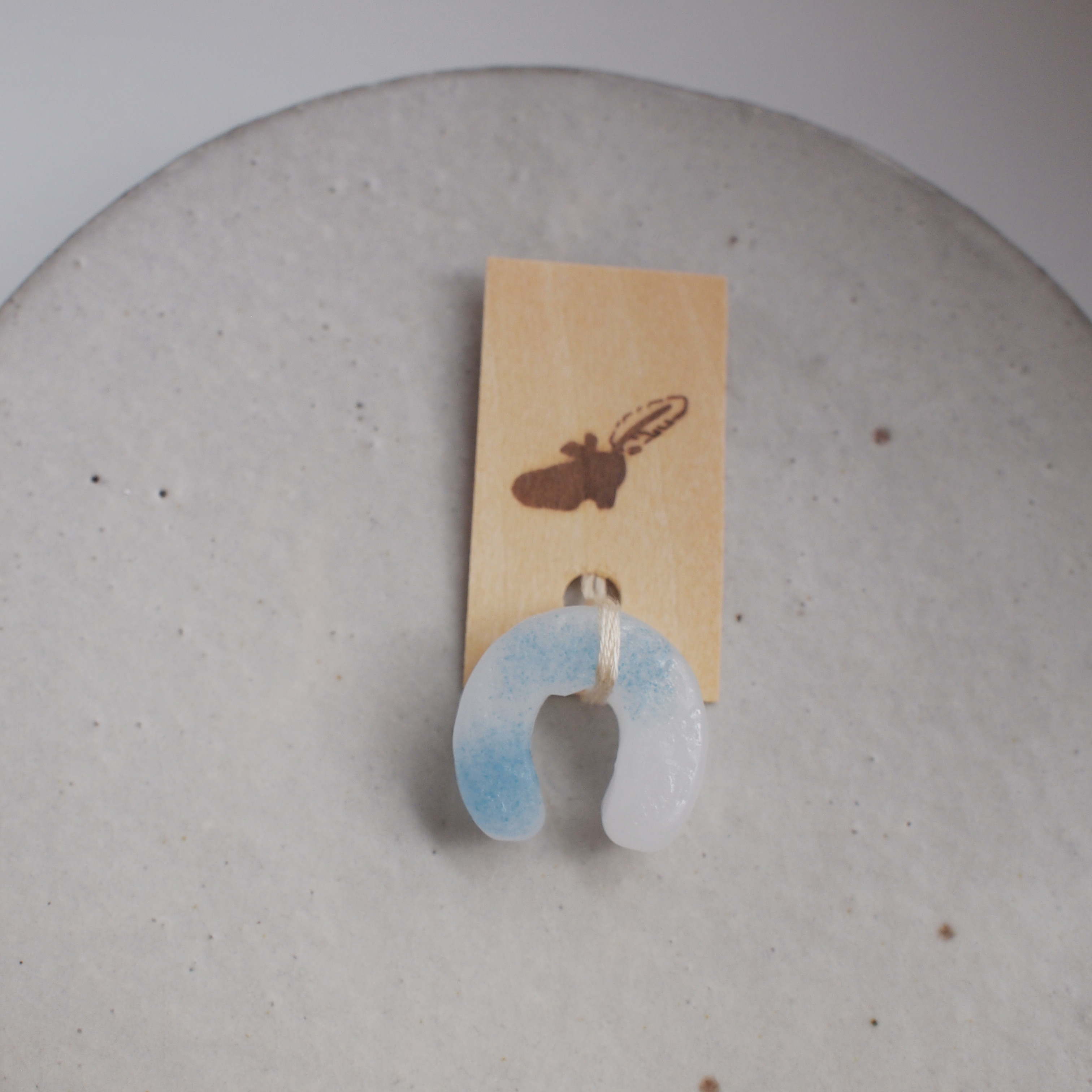 【plume et pas】パート・ド・ヴェールのイヤーカフ