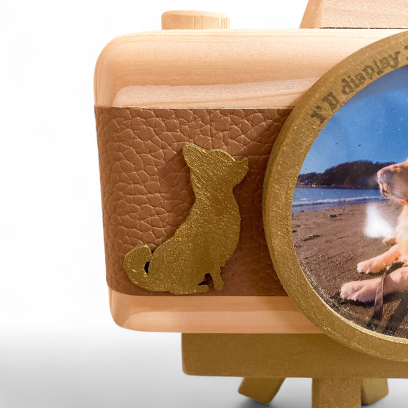 【7月限定特典付き】チワワの写真を飾るカメラ型写真立て｜ベージュ×ゴールド｜チワワのオブジェ付きフォトフレーム 3枚目の画像