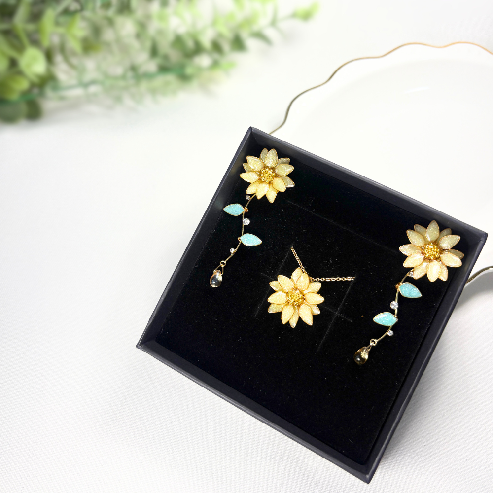 【ひまわり2wayイヤリングとネックレスセット】アレルギー対応／レジン×ワイヤー／夏アクセサリー／キラキラ輝く／受注製作