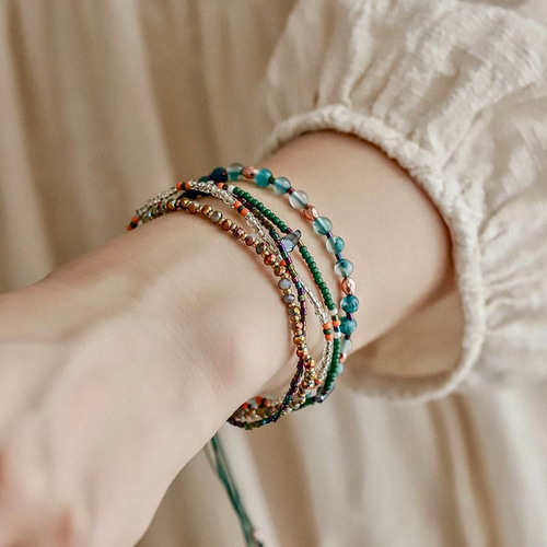 天然石とビーズの重ね付け風ブレスレット／ナチュラルコーデに