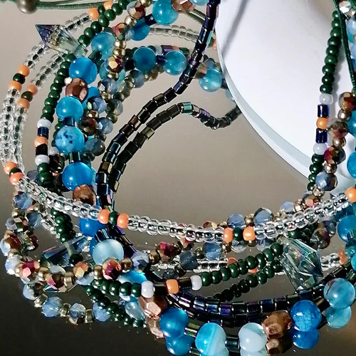 天然石とビーズの重ね付け風ブレスレット／ナチュラルコーデに