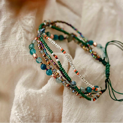 天然石とビーズの重ね付け風ブレスレット／ナチュラルコーデに