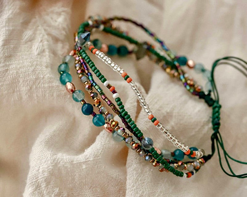 天然石とビーズの重ね付け風ブレスレット／ナチュラルコーデに