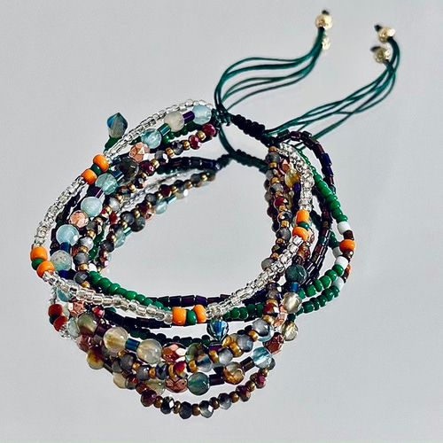 天然石とビーズの重ね付け風ブレスレット／ナチュラルコーデに