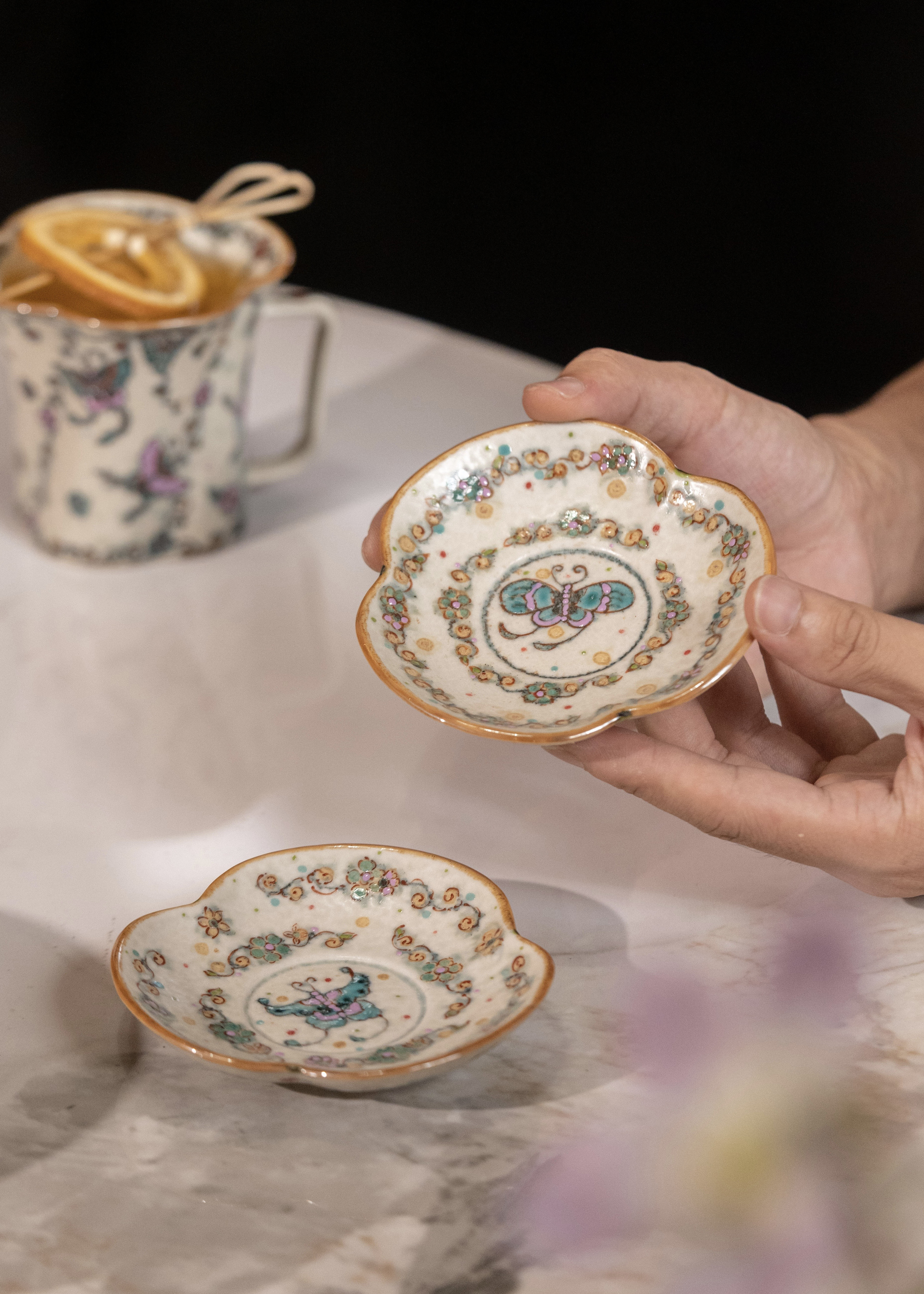 詩瓷集 ロマンティック蝶恋花シリーズ 染付（そめつけ）＋上絵手描き デザート皿／ソース皿／小皿（こざら） 中国・景德鎮製