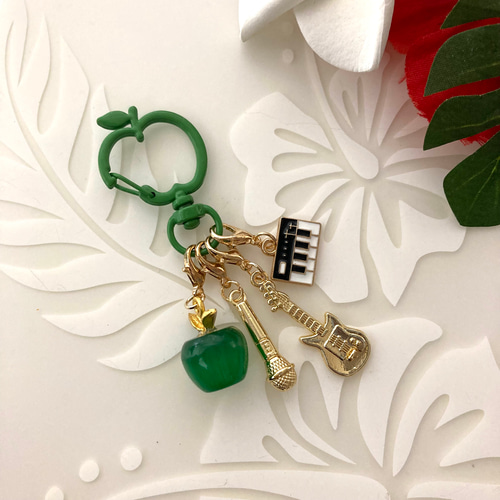 ハンドメイド アジアンテイスト キーホルダー タッセル ゴールド グリーン系 青リンゴ キーホルダー キャッツアイ 天然石 カラビナ 楽器チャーム