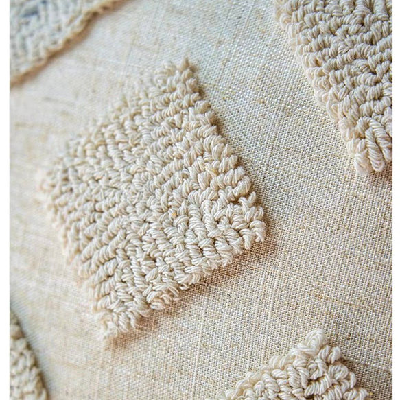 【技術と刺繍のアート作品】クッションカバー・ホワイトメロンぱん 5枚目の画像