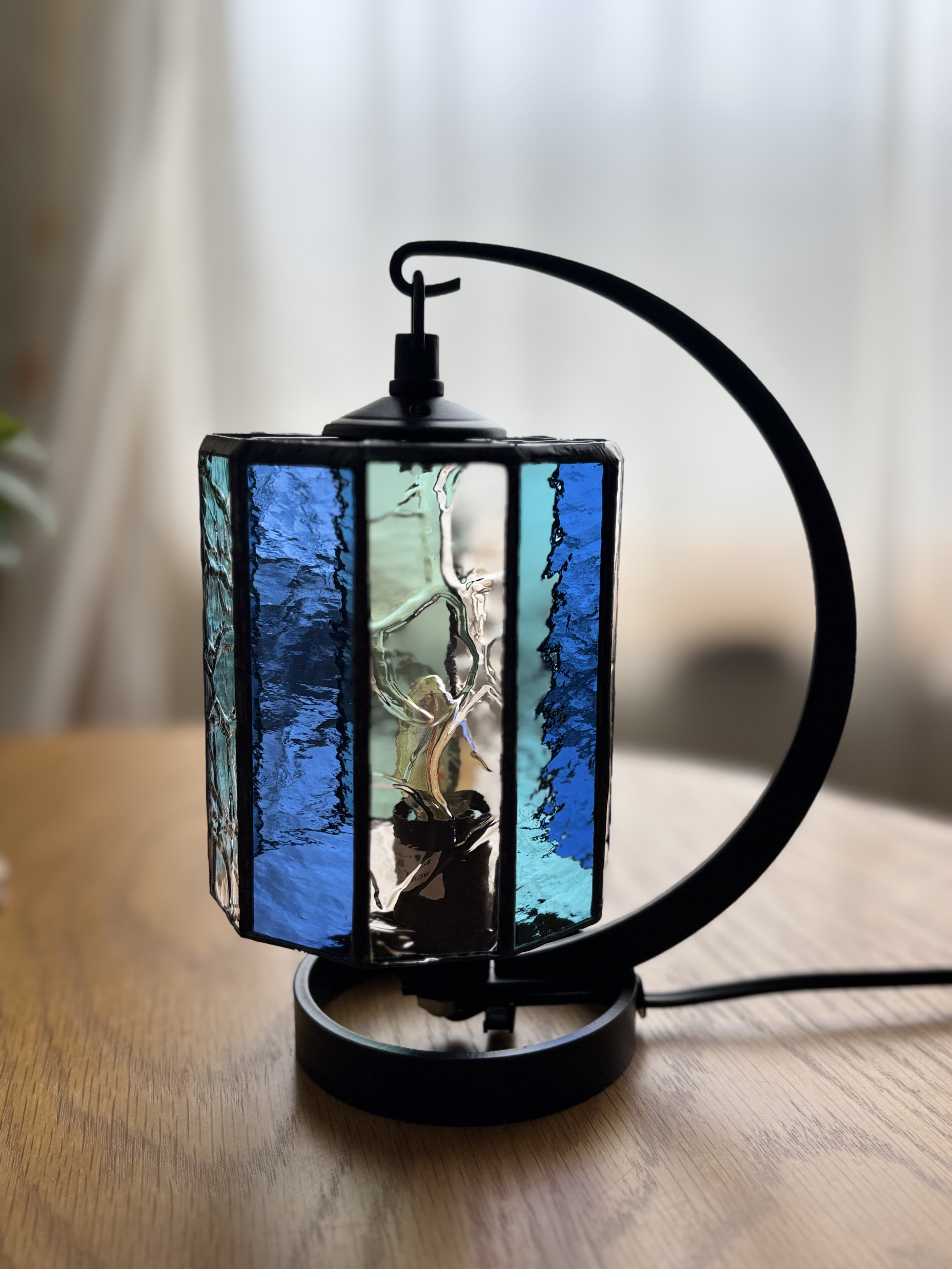 ステンドグラステーブルランプ　日の出色のランプ