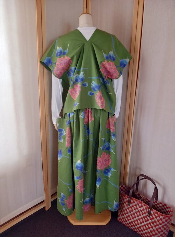 Vあきベスト&ギャザースカートのセットアップ★カーキ色紫陽花 3枚目の画像