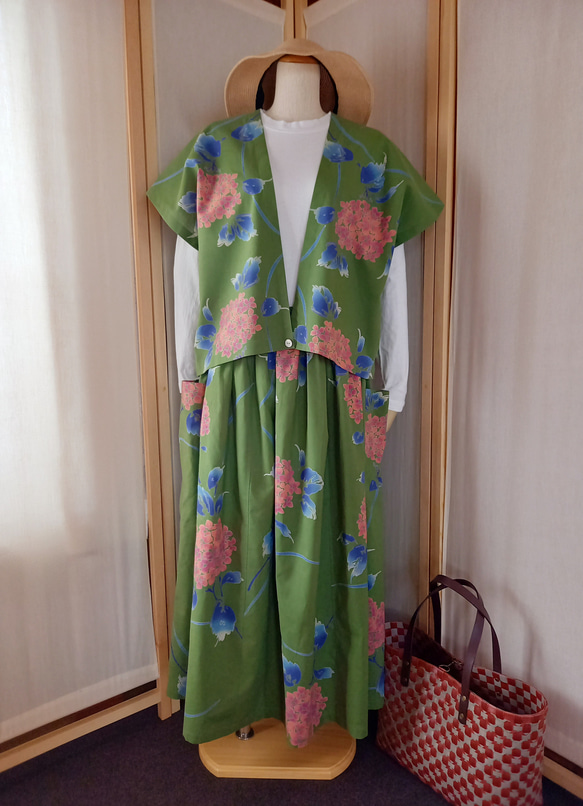 Vあきベスト&ギャザースカートのセットアップ★カーキ色紫陽花 1枚目の画像