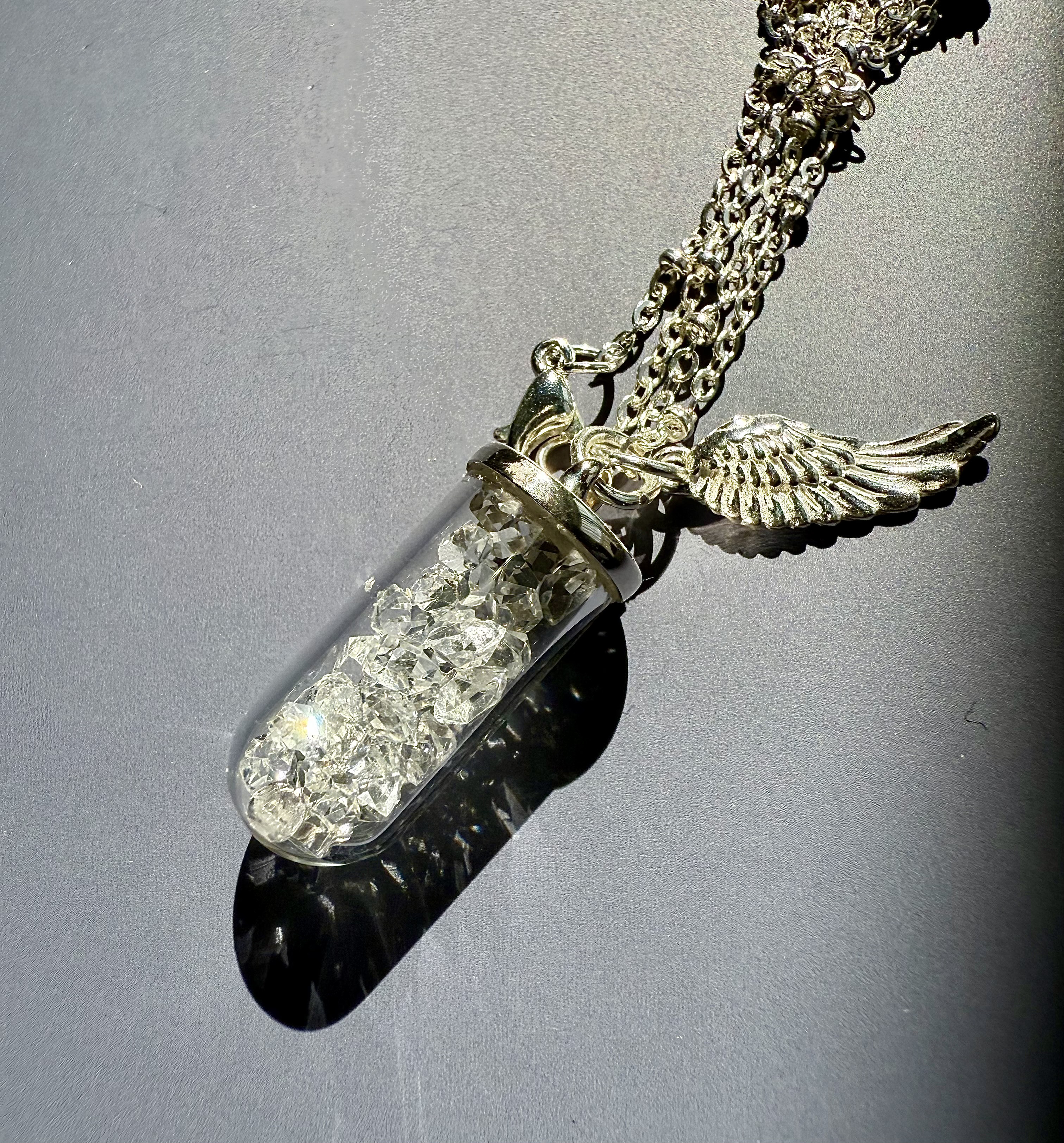 ハーキマーダイヤモンドの銀のプチネックレス(翼)