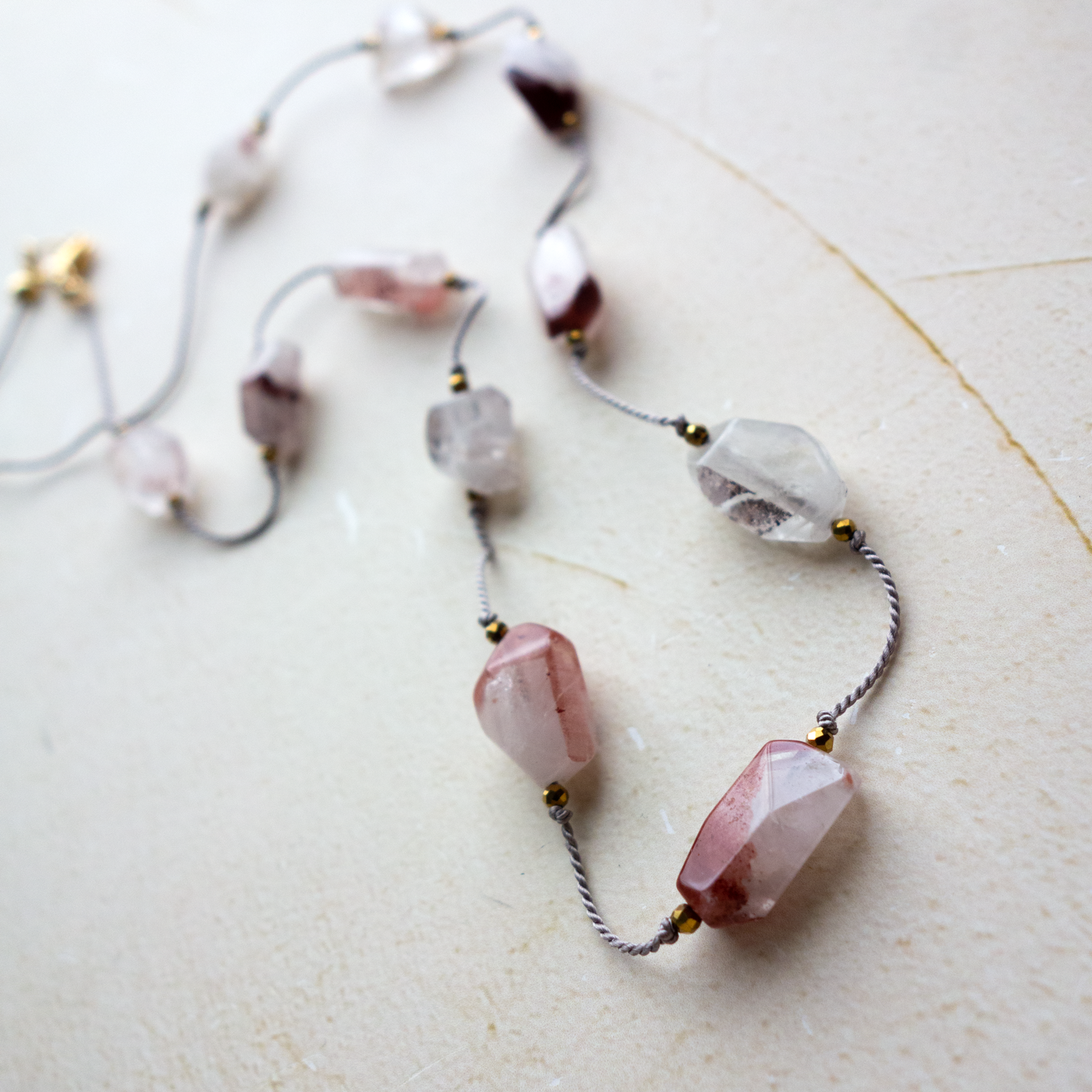 【送料無料*Con brio _ コン ブリオ／鉱物感あふれる*レピドクロサイトインクォーツ 【シルクコードネックレス】