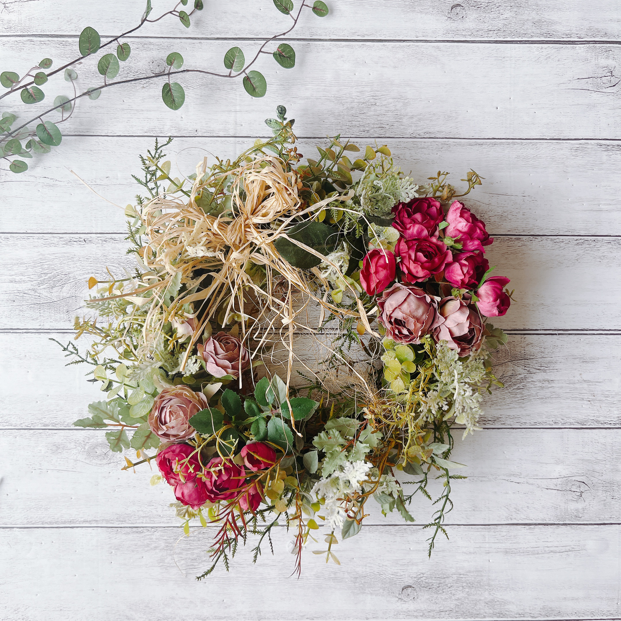 ラフィアが揺れる、ローズと葉のリース   インテリア　玄関　フラワーリース　ギフト