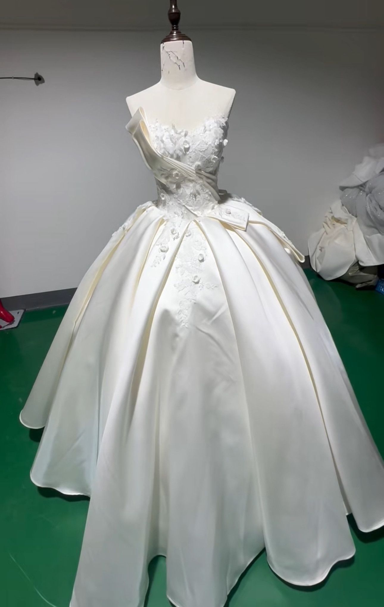 ベストセラー　袖無し　オフホワイト　高級サテン　非対称　オリジナルなデザイン　ウェディングドレス　結婚式編み上げ前撮り 46,188円