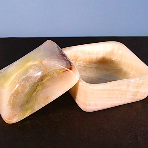 石の器 蓋つきの四角い箱 天然石オニックスの希少な器 重みのある石の