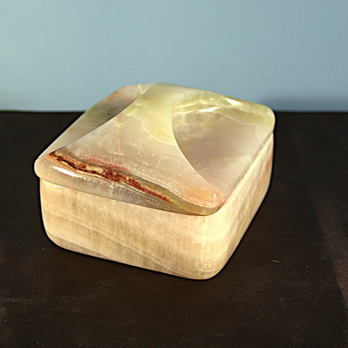 石の器 蓋つきの四角い箱 天然石オニックスの希少な器 重みのある石の