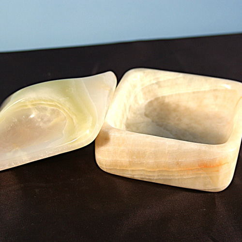 石の器 蓋つきの四角い箱 天然石オニックスの希少な器 重みのある石の