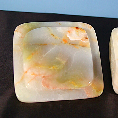 石の器 蓋つきの四角い箱 天然石オニックスの希少な器 重みのある石の