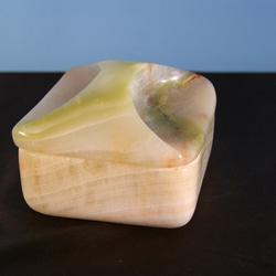オニックス　置物 石の器 蓋つきの四角い箱 天然石オニックスの希少な器 重みのある石の