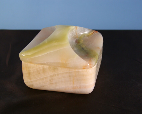 石の器 蓋つきの四角い箱 天然石オニックスの希少な器 重みのある石の