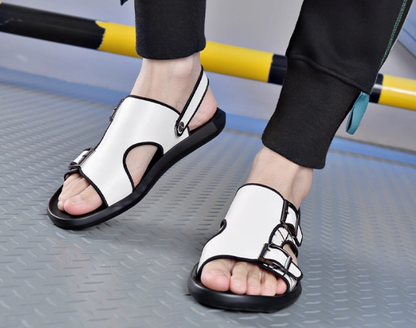 2025サンダル男性夏の外履きスポーツカジュアルソフトボトム運転トレンドビーチサンダル男性本革両用