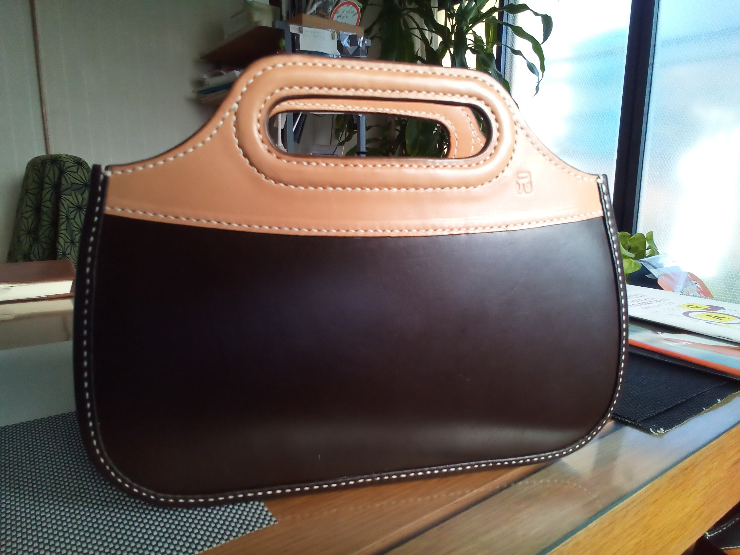 おしゃれで贅沢なチョイ持ちバッグ(ヌメと焦げ茶)