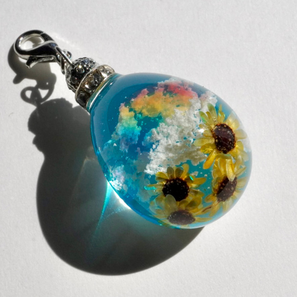 雲レジン　ひまわり畑に架かる虹1　空たまご　オススメ紐ペンダン 1枚目の画像