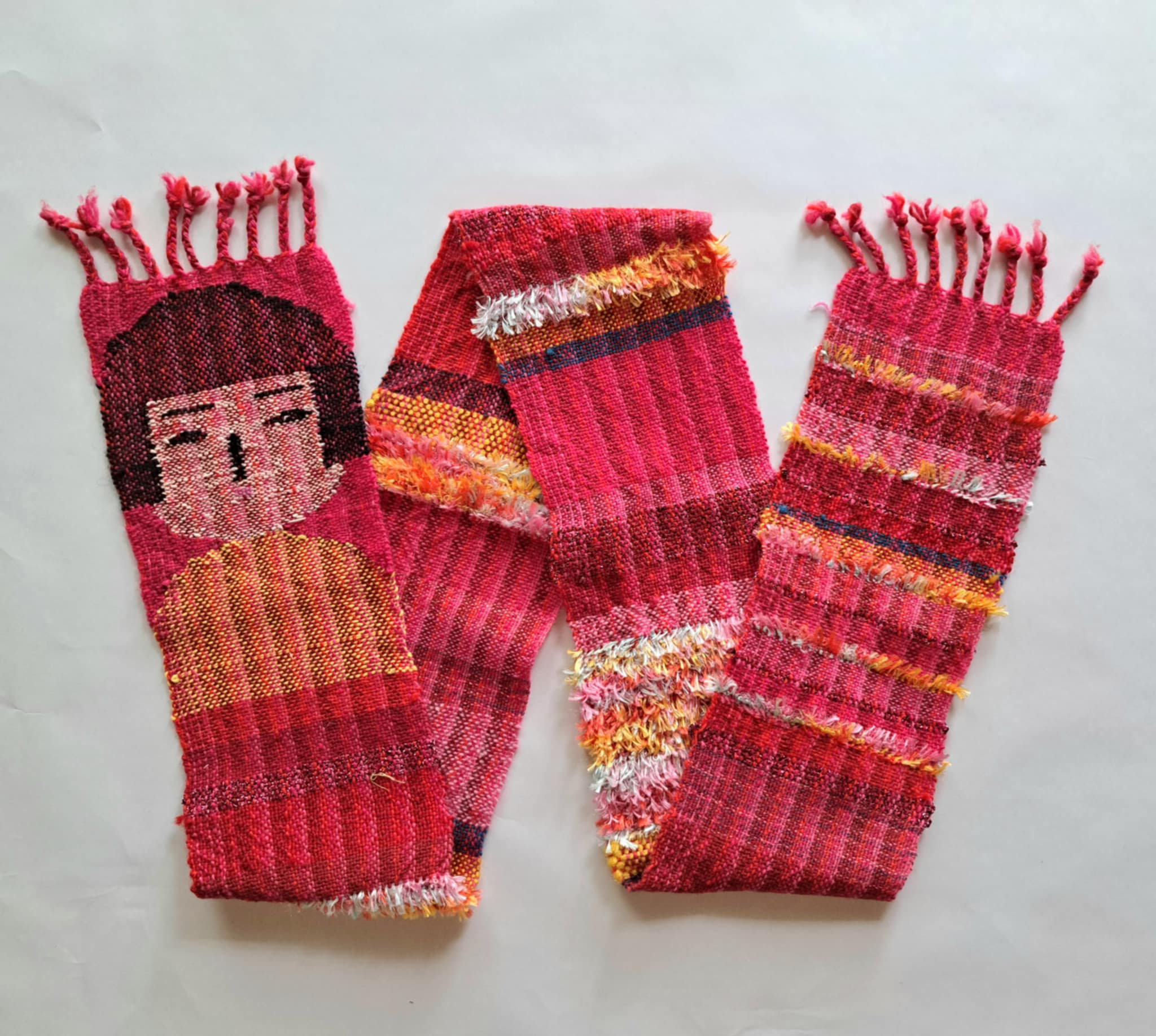 手織りマフラー　タペストリー　さおり織り　さをり織り　コケシ　女の子　おかっぱ　ガール　赤系　１点物