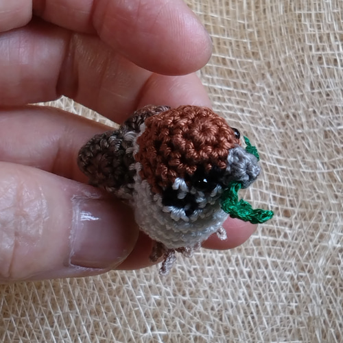 はっぴーチュン」スズメ ストラップ可 手編み あみぐるみ すずめ 編み