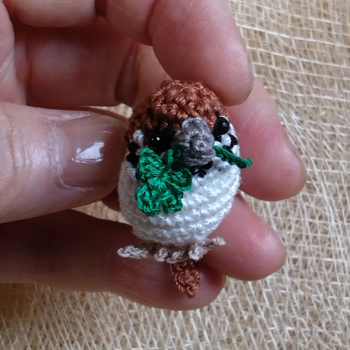 はっぴーチュン」スズメ ストラップ可 手編み あみぐるみ すずめ 編み