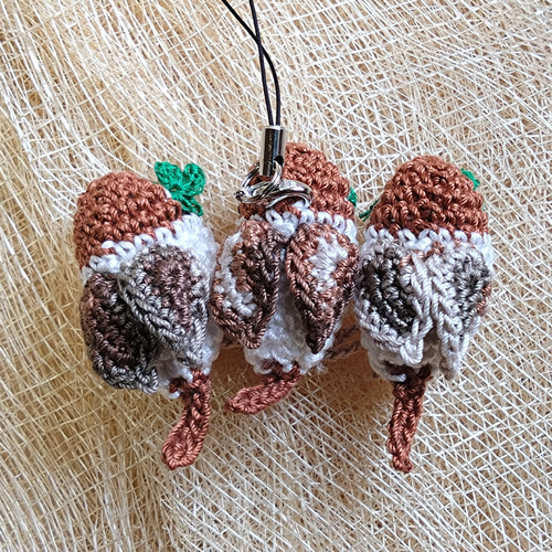 はっぴーチュン」スズメ ストラップ可 手編み あみぐるみ すずめ 編み