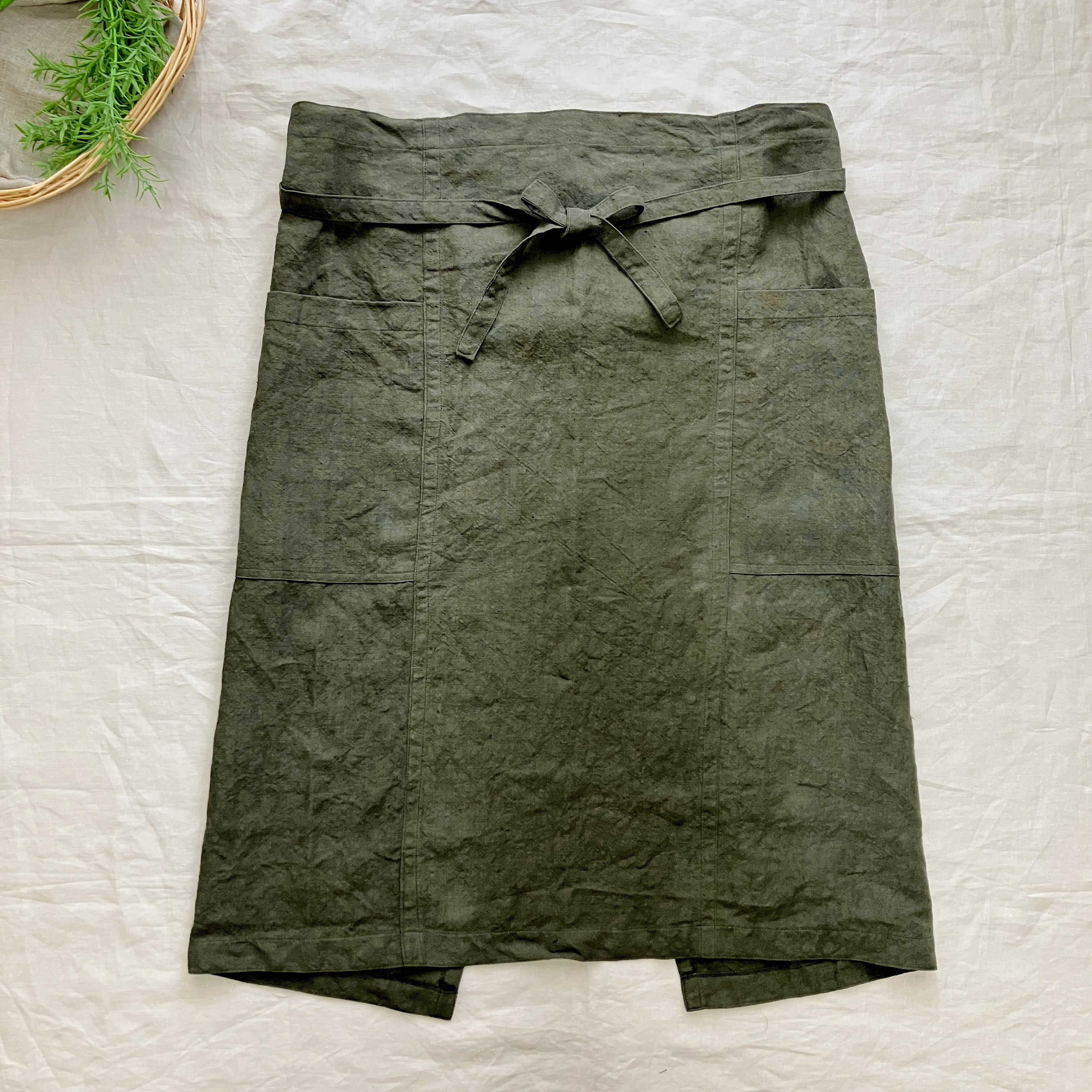 男性でも使える幅広サイズのソムリエエプロン　洗練された風合いを纏うベルギーリネン25番手　アーミーカーキ