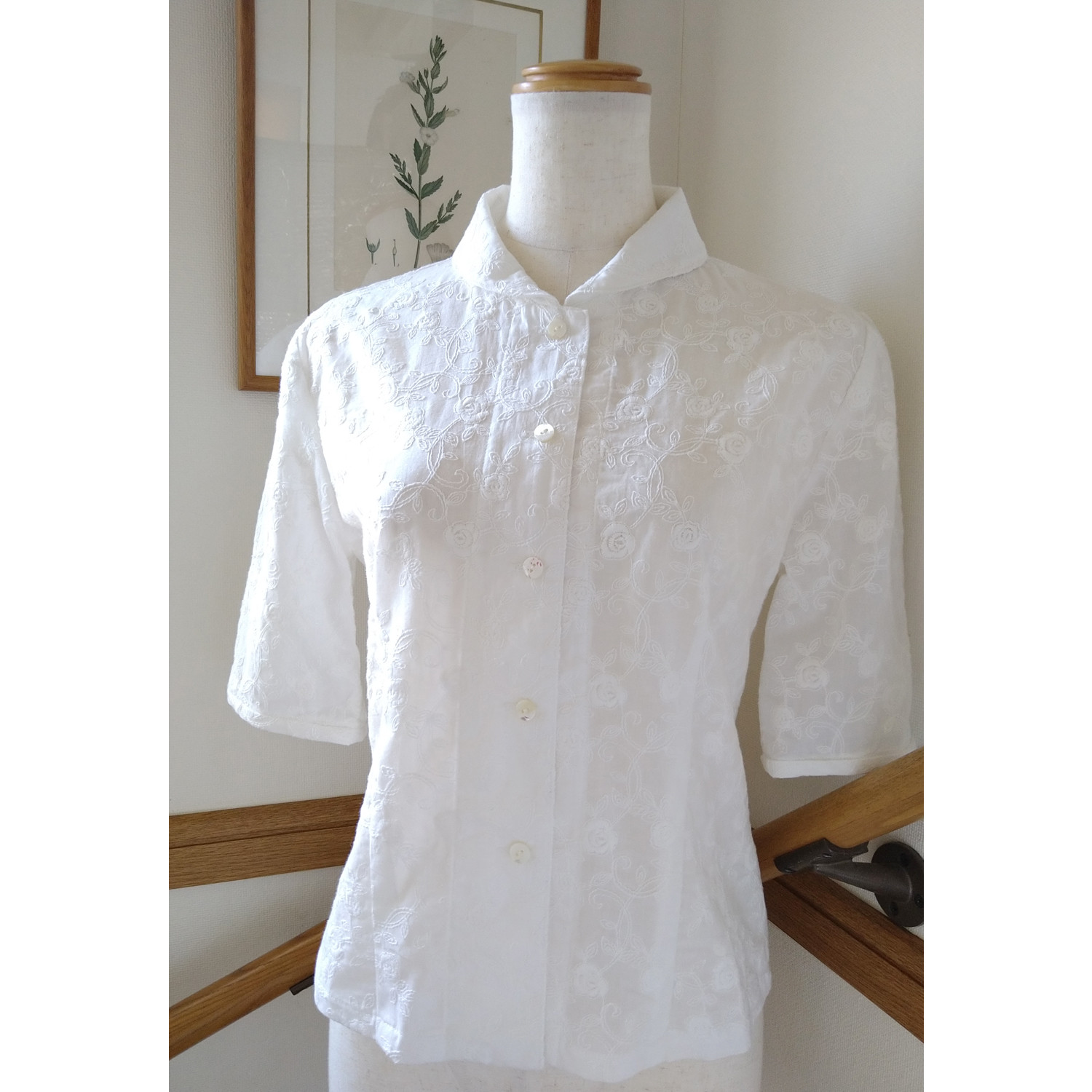 【暑い夏も涼やかに】バラ総刺繍　コットンシャツ　5分袖/ホワイト