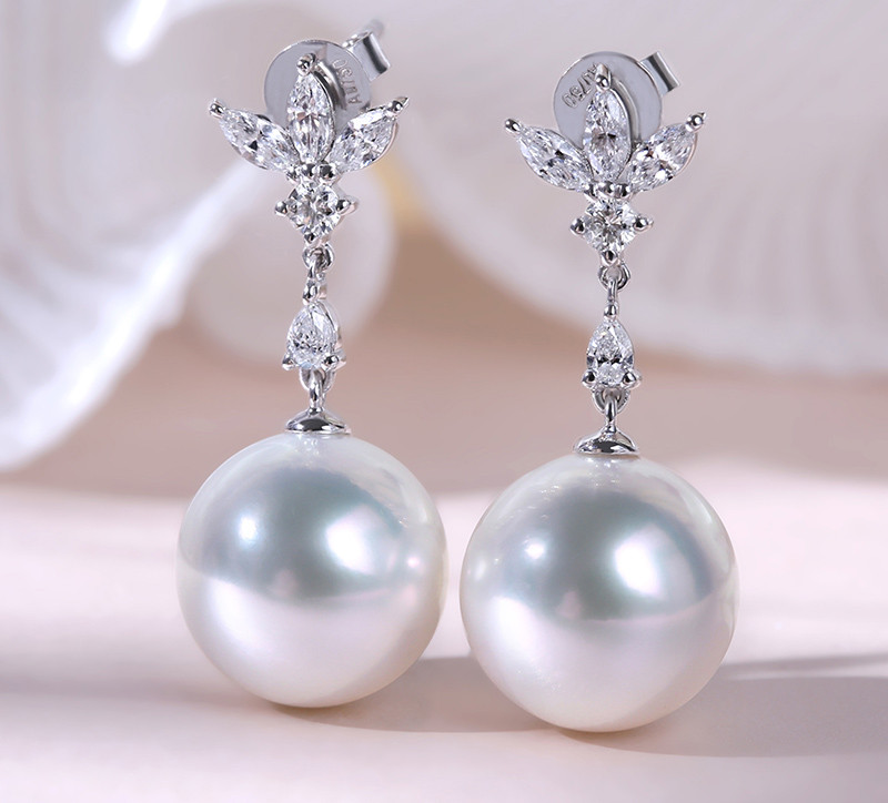 [ヘイズジュエリー] 11-11.9mm 冷光オーストラリア産ホワイトイヤリング 軽い高級エレガント 40ポイント馬目ダイヤモン