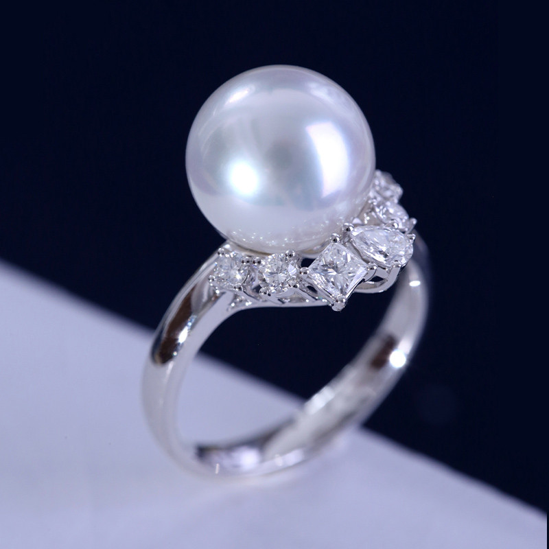 [ヘイズジュエリー] 11-11mm コールドライト オーストラリア産ホワイトリング マルチシェイプダイヤモンド象嵌デザイン 天