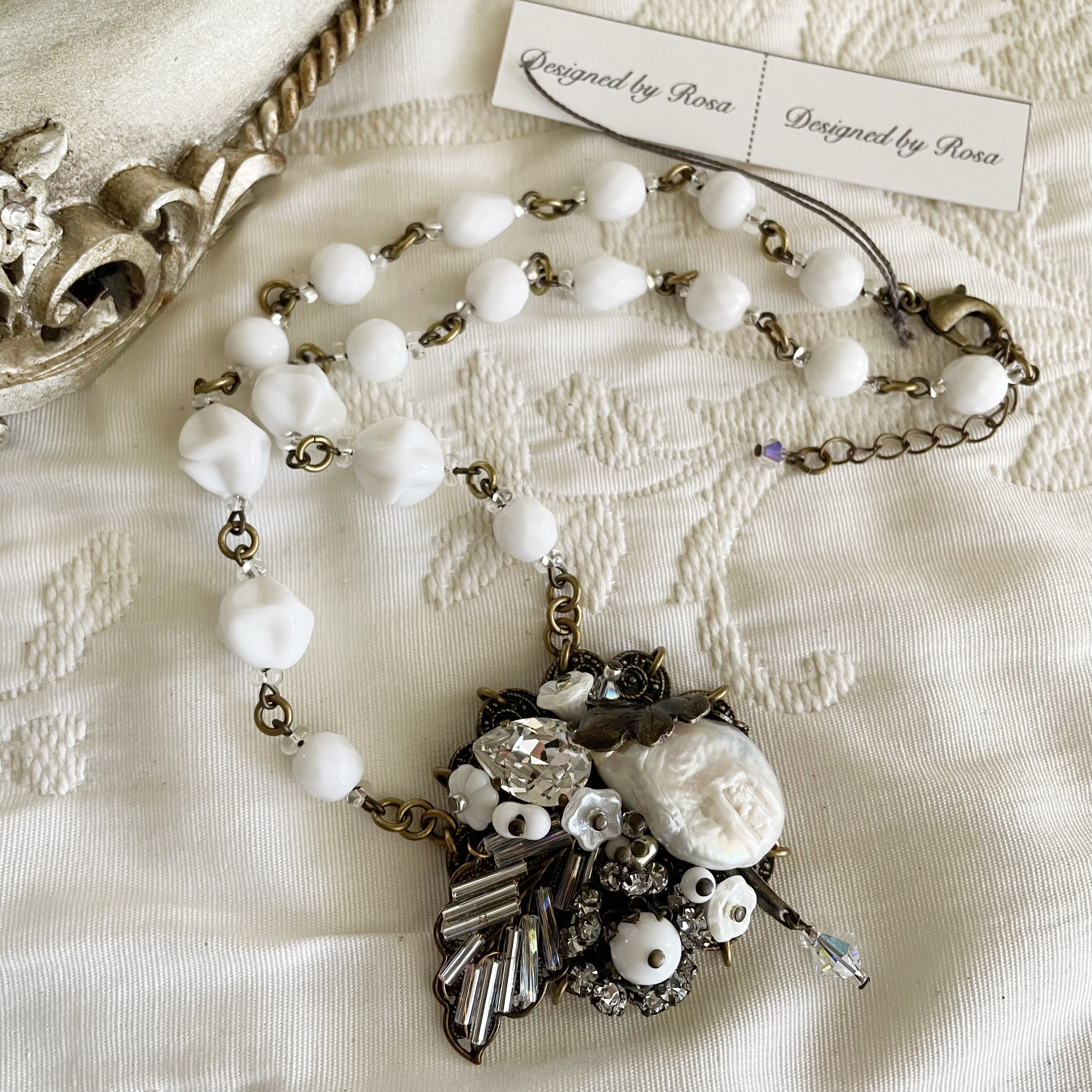 白鳥の湖　2025  淡水バロックパール、ヴィンテージガラスのネックレス