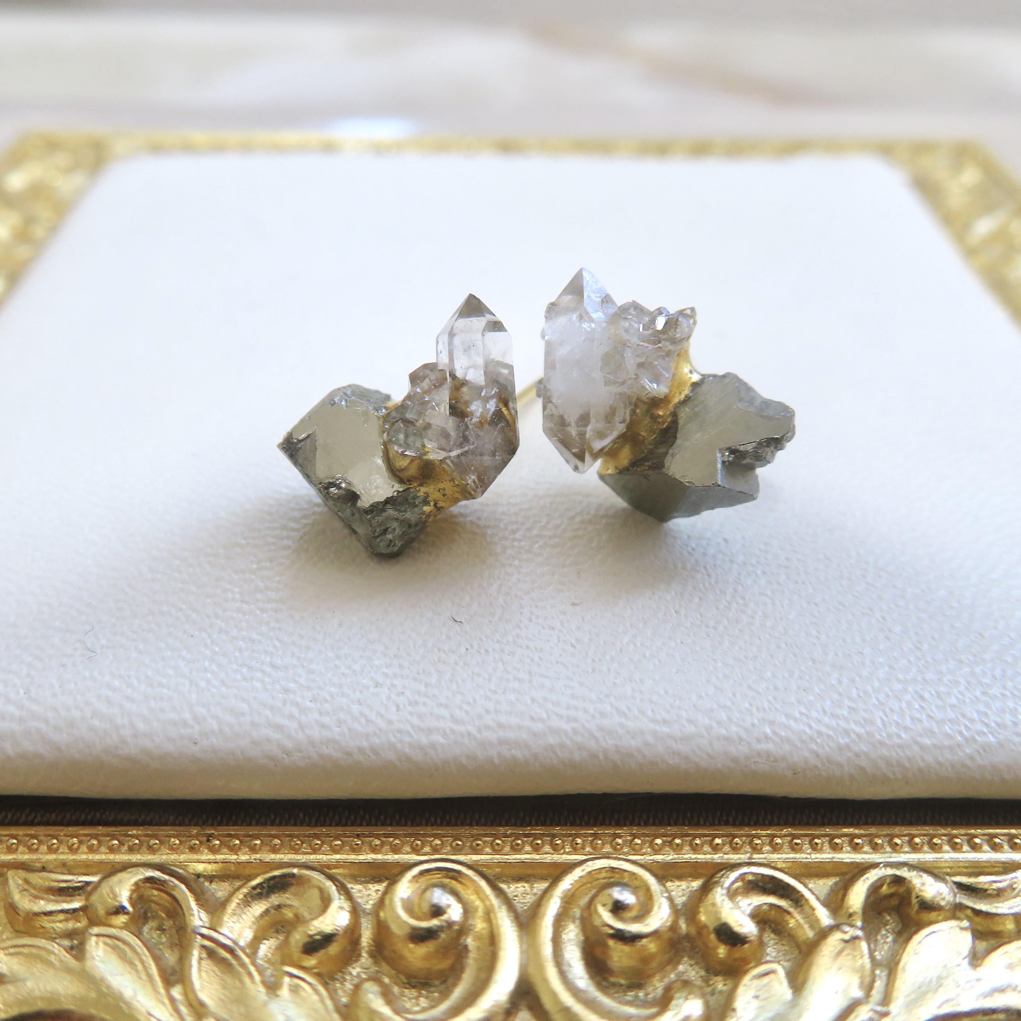 黄鉄鉱と水晶の金継ぎピアス／M size