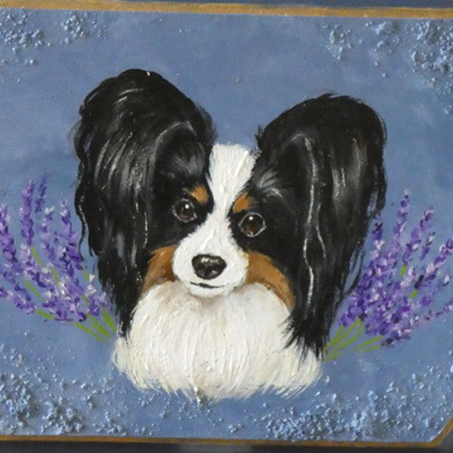 パピヨンとラベンダーのハンドペイントプレート 犬の絵 アクリル画