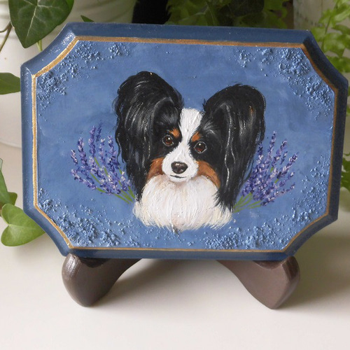 パピヨンとラベンダーのハンドペイントプレート 犬の絵 アクリル画