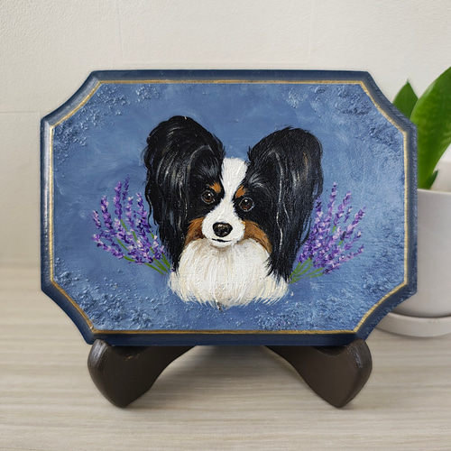 パピヨンとラベンダーのハンドペイントプレート 犬の絵 アクリル画
