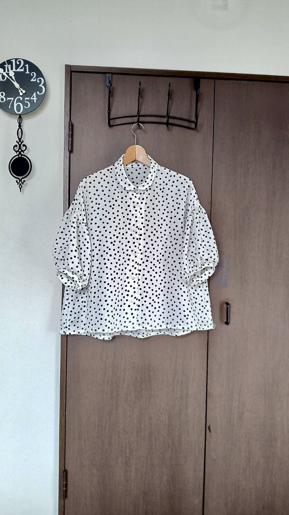 ふんわり袖のシャツカラーブラウス