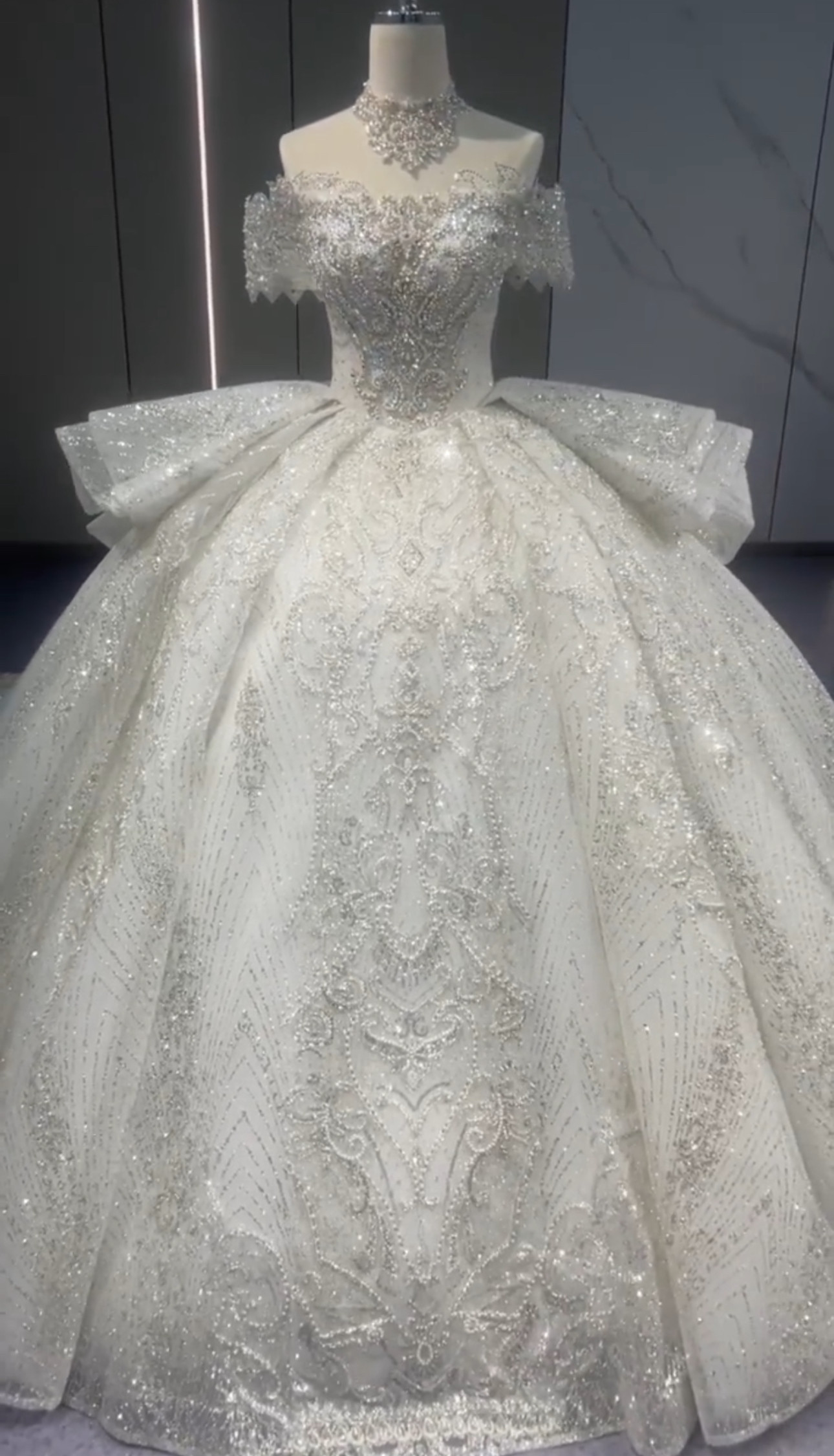 WEB限定ラメ入り　ネックレス付き　オフショルダーウェディングドレス　白編み上げサイズオーダー可能　ロングトレーン結婚式