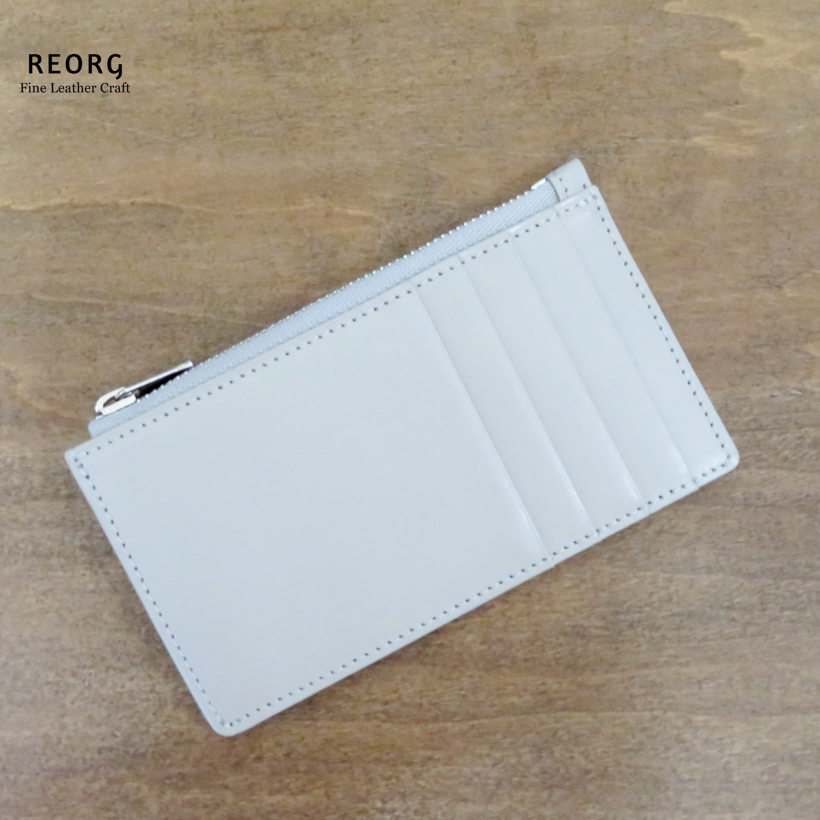 The Flat - スムースレザーの薄型フラグメントケース　グレージュカラー