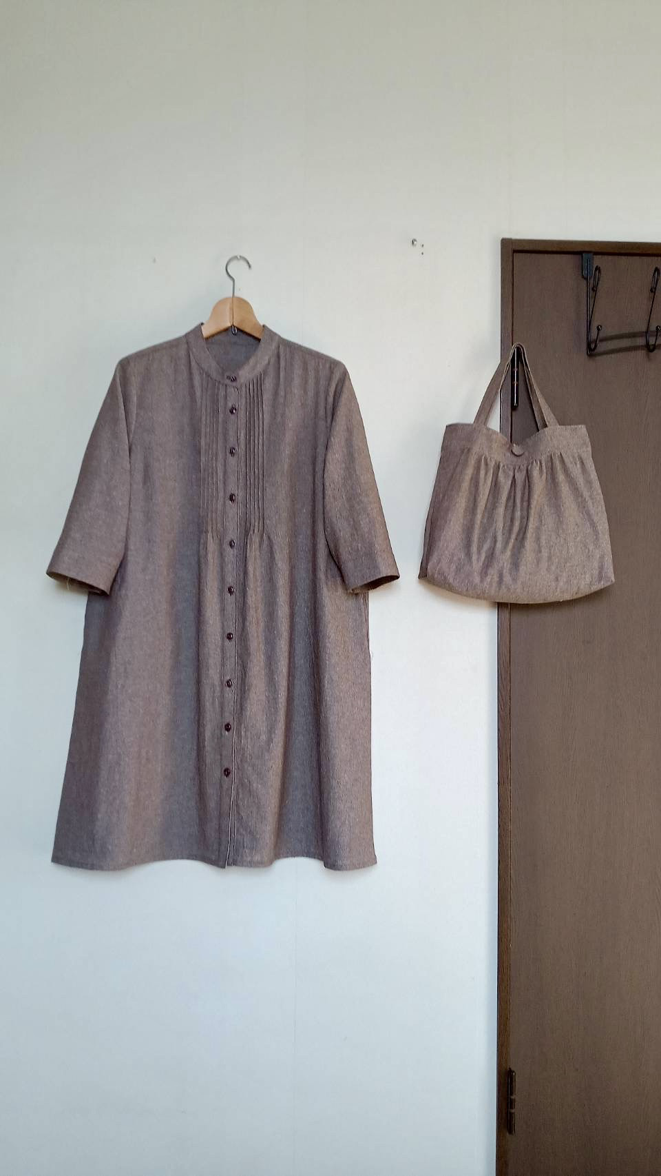 バンドカラーのワンピース＋バック