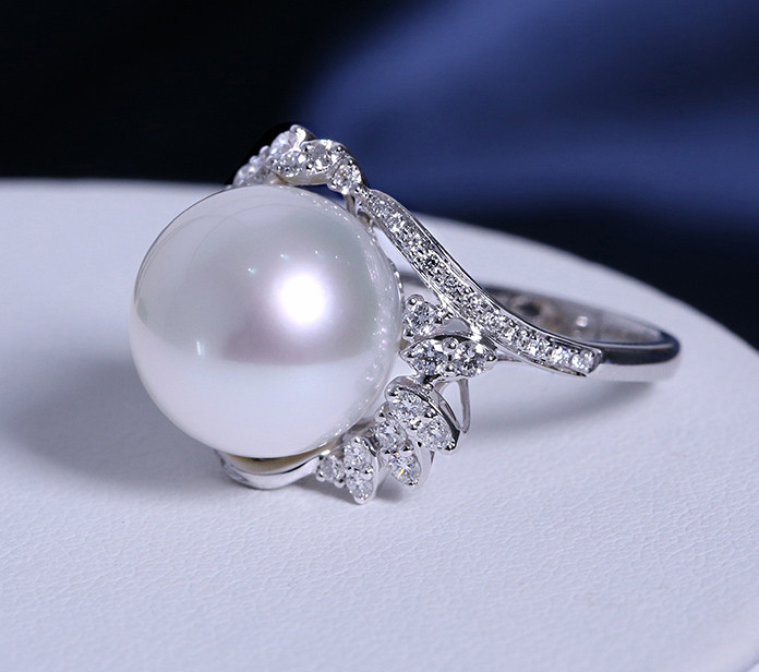 [ヘイズジュエリー] 13mmコールドライトオーストラリア産ホワイト南洋真珠リング、ハーフカラットダイヤモンド、18Kゴールドイ