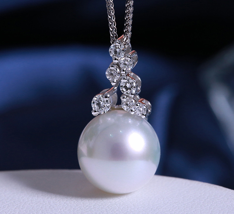 [ヘイズジュエリー] 星空のように輝く目を引く13-13mm冷光オーストラリア産南洋白蝶真珠ラウンドパールペンダントネックレス1