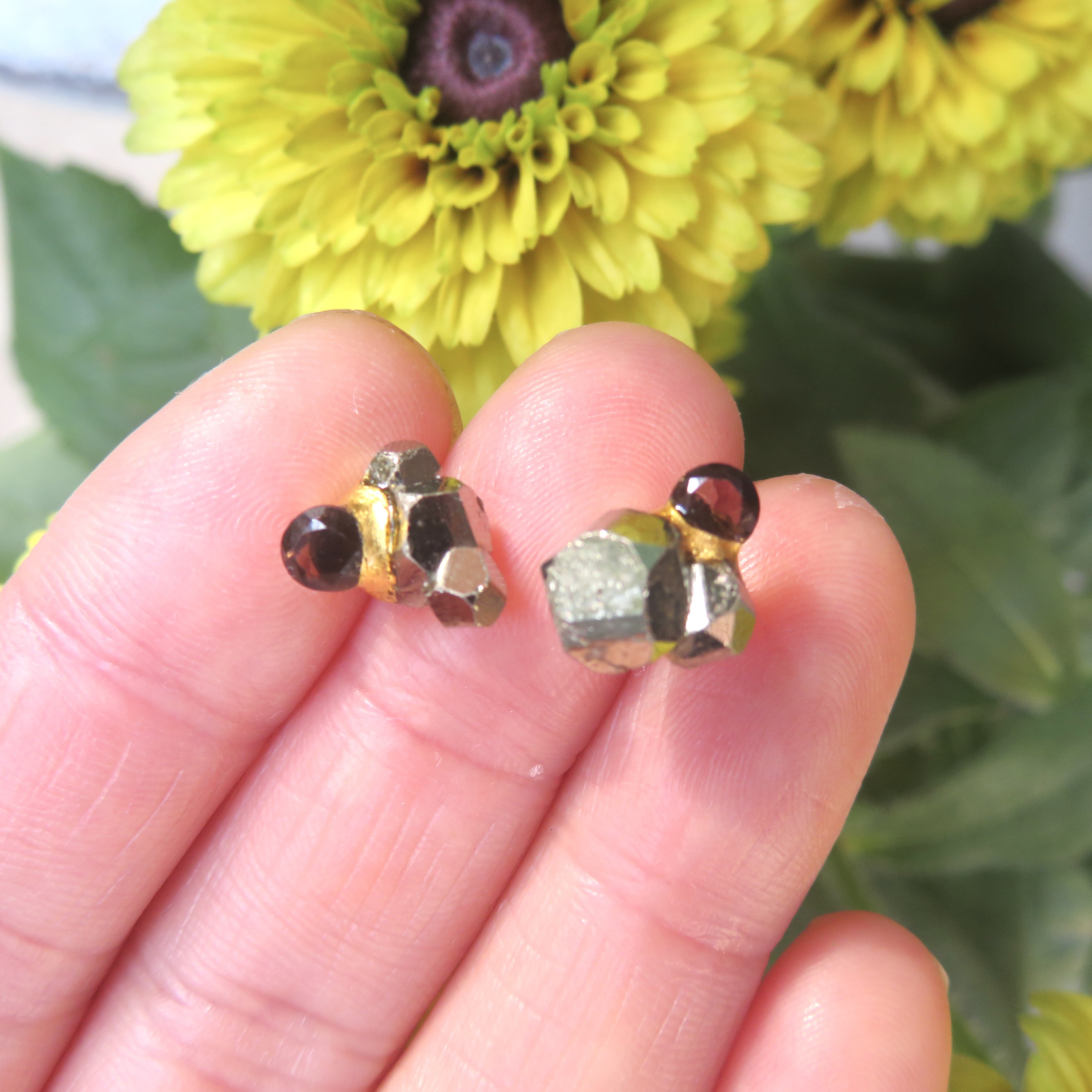黄鉄鉱とスモーキークォーツの金継ぎピアス／Mサイズ