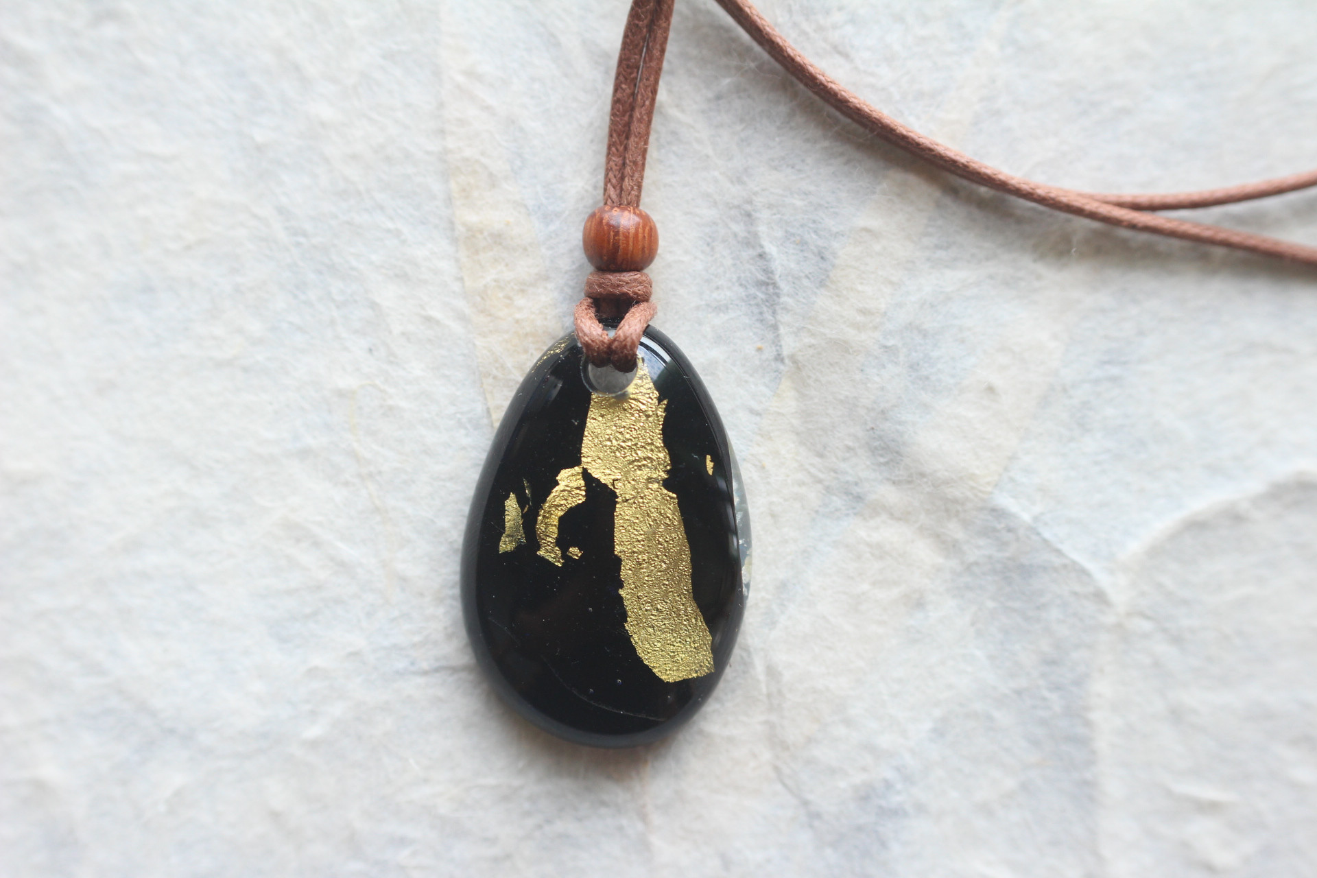 金 と 黒 の 大人 ペンダント 4,100円