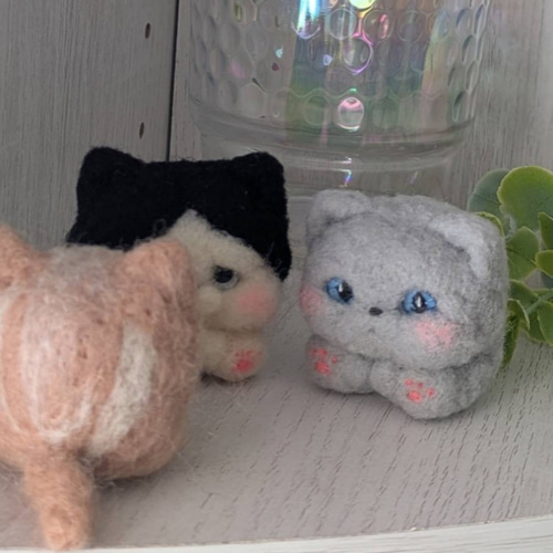 羊毛フェルト ネコロシアンブルー かわいい マスコット ぬいぐるみ
